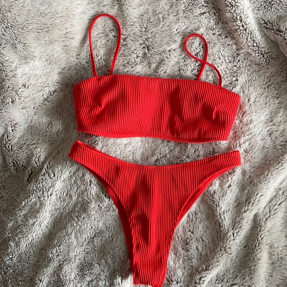 Red ribbed bikini